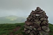 74 All'omone del Monte Avasro (2080 m) con vista sui Piani